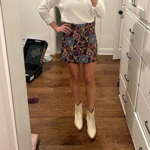 Size Small woven mini skirt!